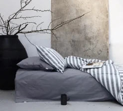 Sale OMHU Blok Strib Sengelinned, , 140x220 cm Grå