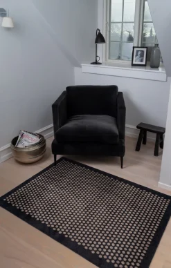 Outlet Tica Copenhagen Dot Gulvmåtte, , 90x130 cm Sort/Sand