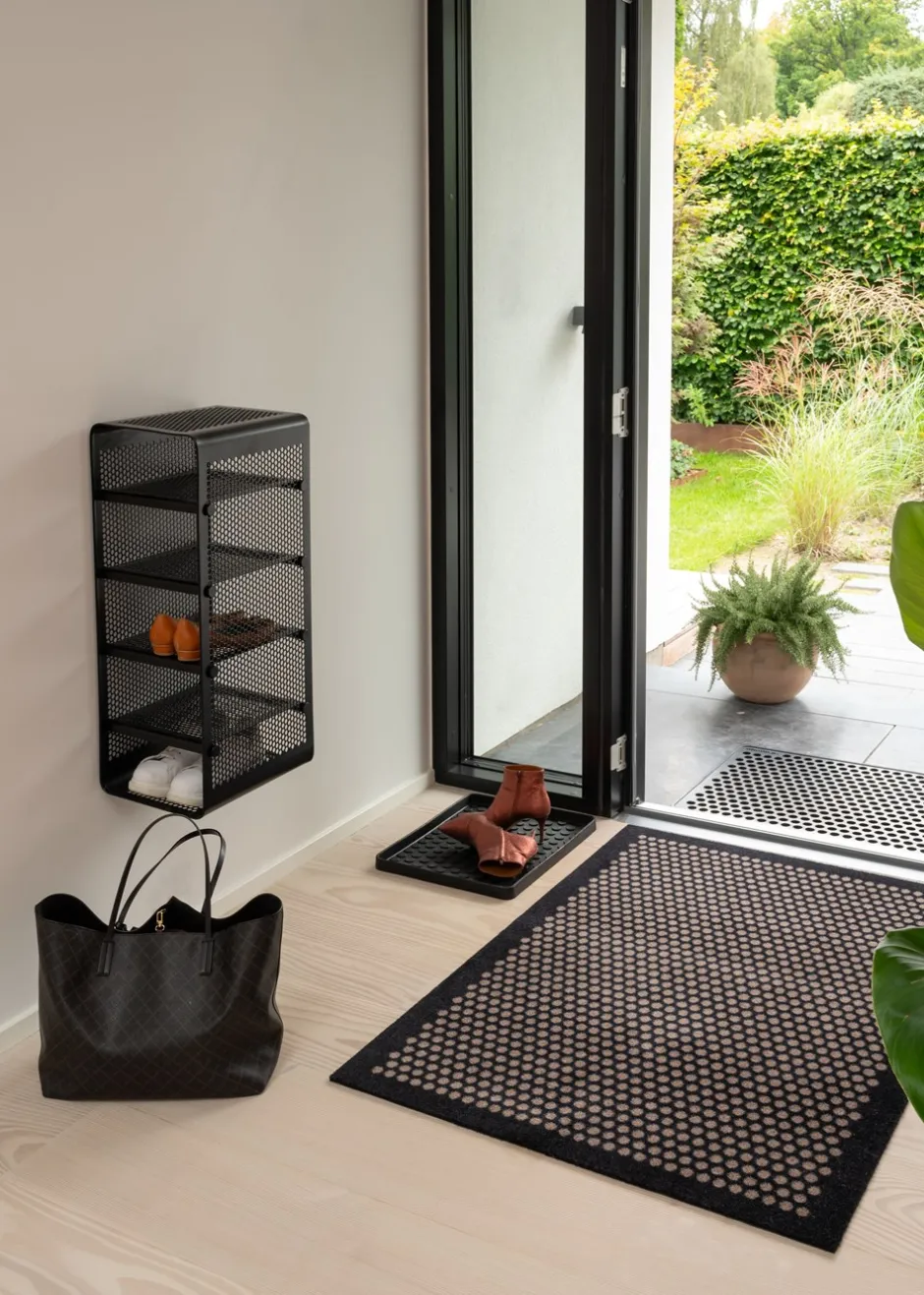 Outlet Tica Copenhagen Dot Gulvmåtte, , 90x130 cm Sort/Sand