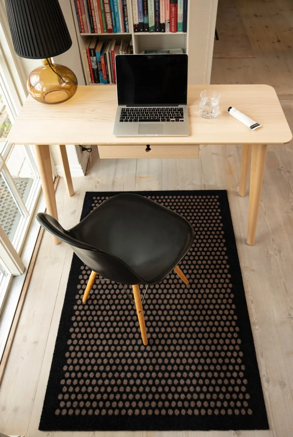 Outlet Tica Copenhagen Dot Gulvmåtte, , 90x130 cm Sort/Sand