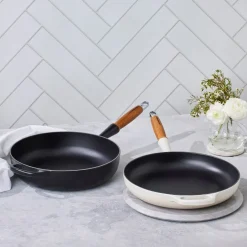Sale Le Creuset Signature Støbejerns Stegepande Med Træhåndtag, , Ø28 cm Meringue