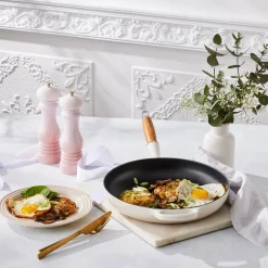 Sale Le Creuset Signature Støbejerns Stegepande Med Træhåndtag, , Ø28 cm Meringue